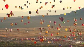 Honderden luchtballonnen kleuren lucht boven New Mexico