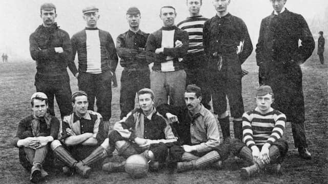 Jan Kan (uiterst links, zittend) met het officieuze Nederlands elftal in 1894.