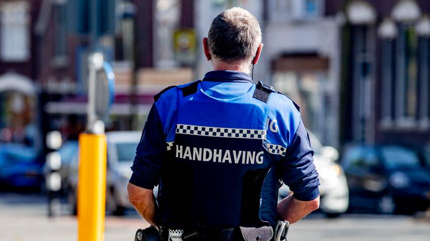 Handhavers houden toezicht op coronamaatregelen