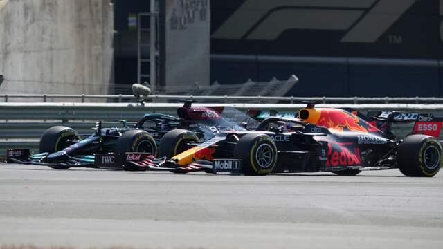 Max Verstappen crashte stevig op Silverstone nadat Lewis Hamilton hem had aangetikt.