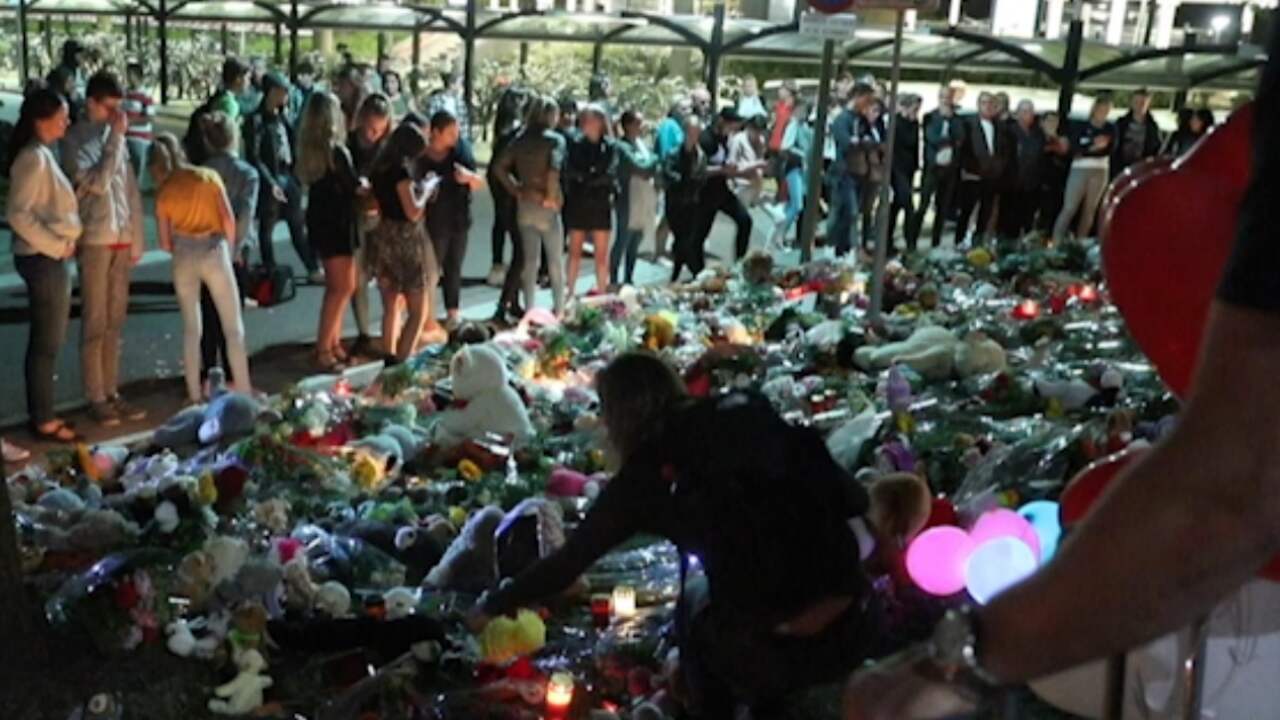 Beeld uit video: Voorbijgangers leggen bloemen en knuffels bij overweg in Oss
