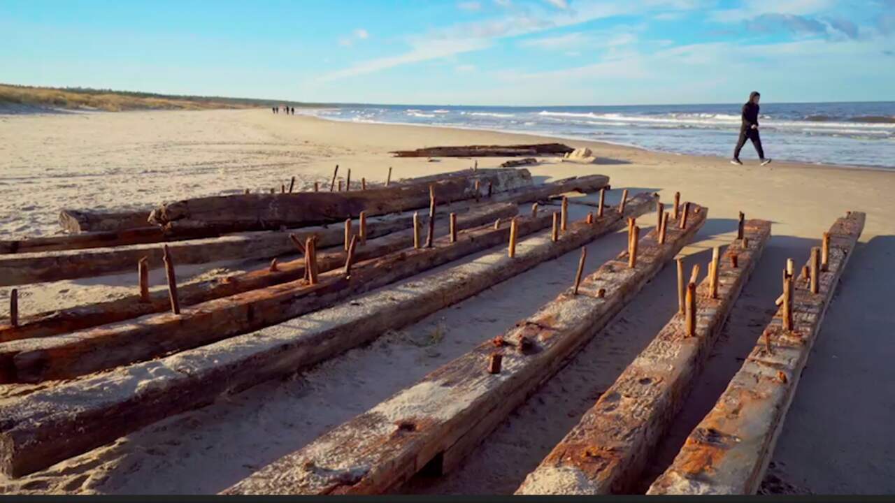 Beeld uit video: Onderzoekers vinden wrakstukken oud schip op Lets strand