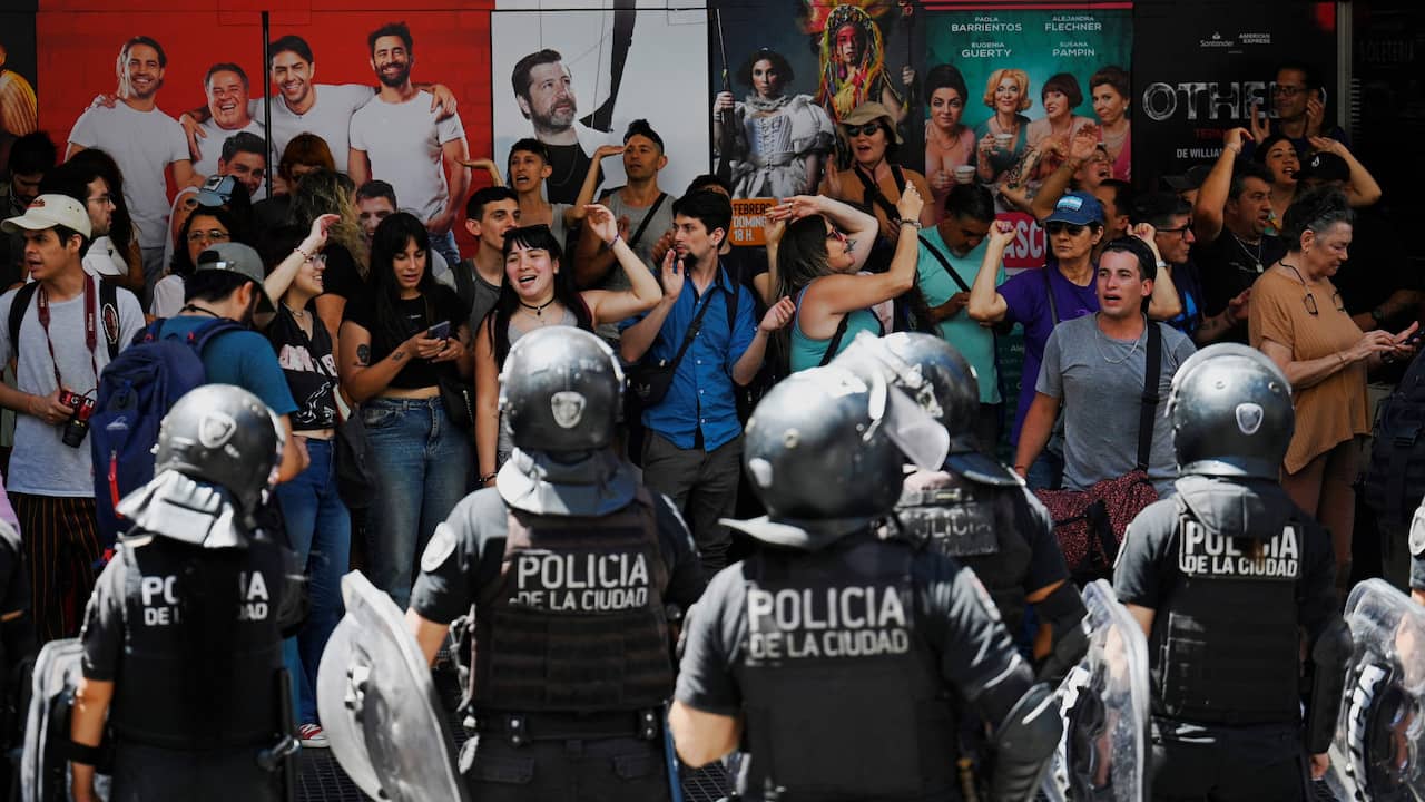 Argentinians Protest Against President Milei’s Decree: Thousands Take to the Streets in Buenos Aires