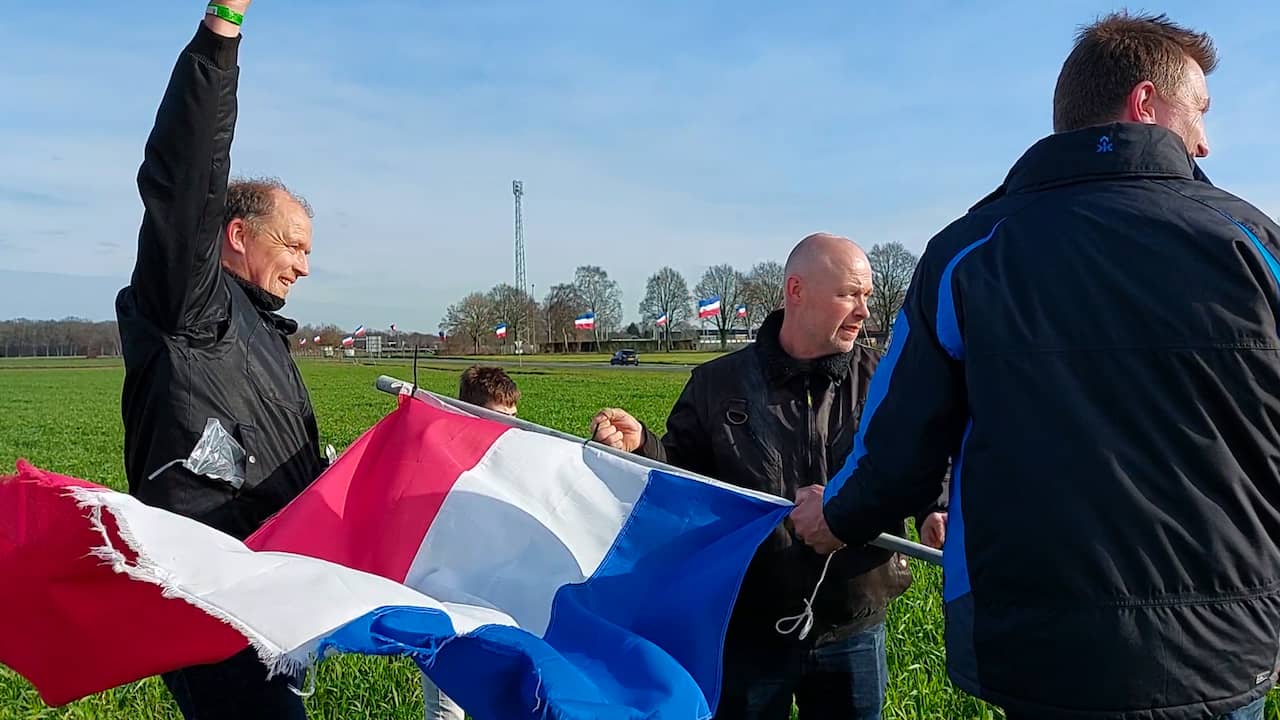 Beeld uit video: Boeren draaien Nederlandse vlag weer om na succes BBB