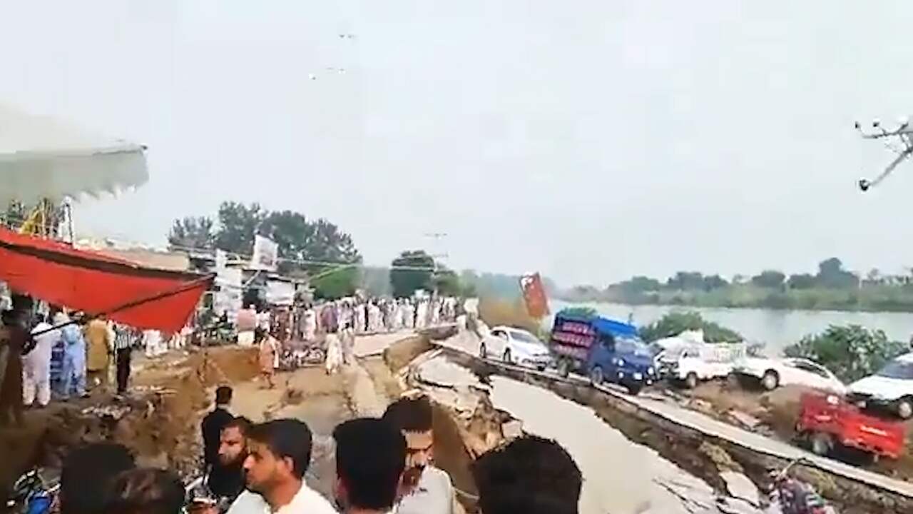 Auto's weggezakt in wegdek door aardbeving in Pakistan