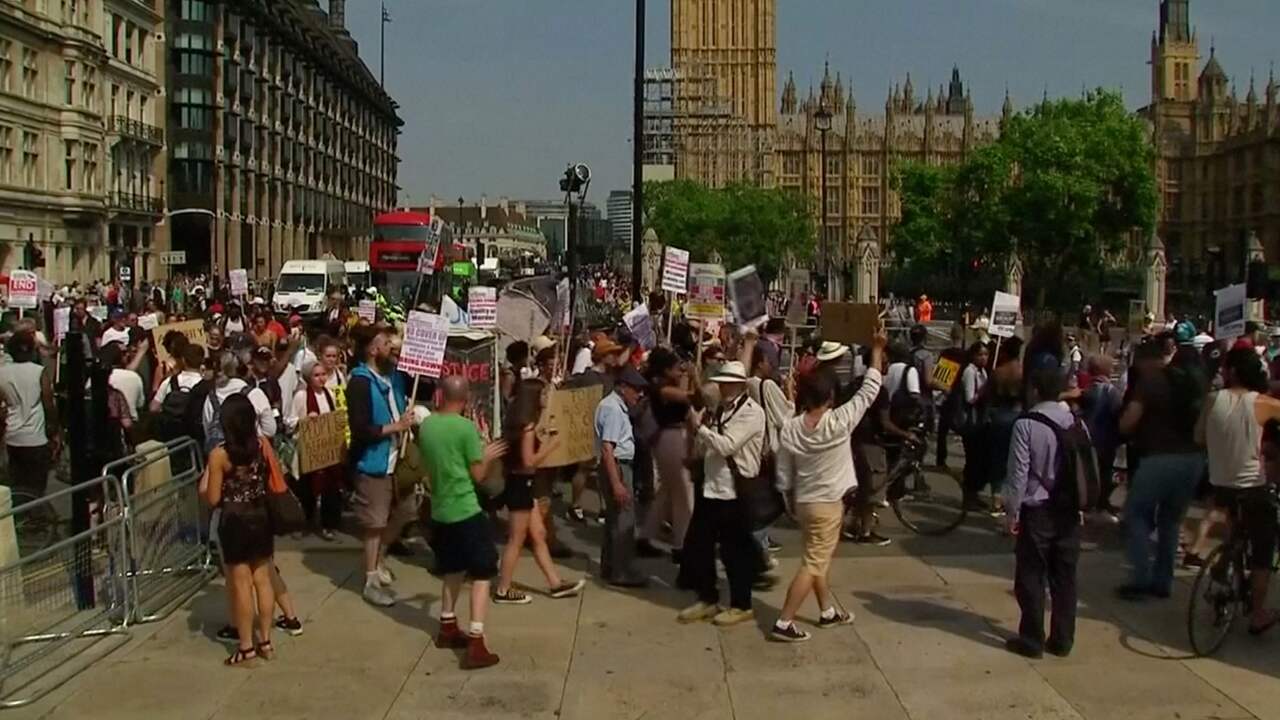 Beeld uit video: Demonstranten Londen eisen gerechtigheid overlevenden torenbrand