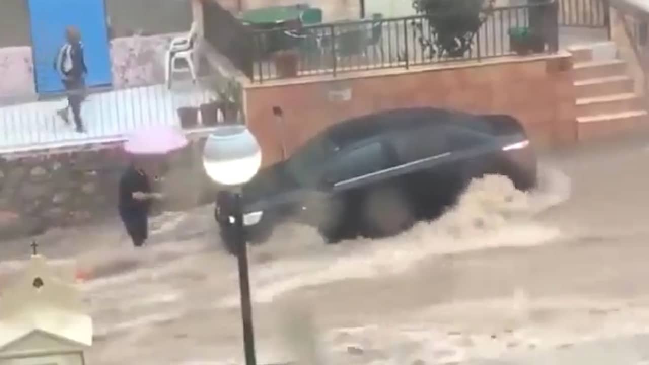 Beeld uit video: Enorme watermassa raast door Spaanse straten