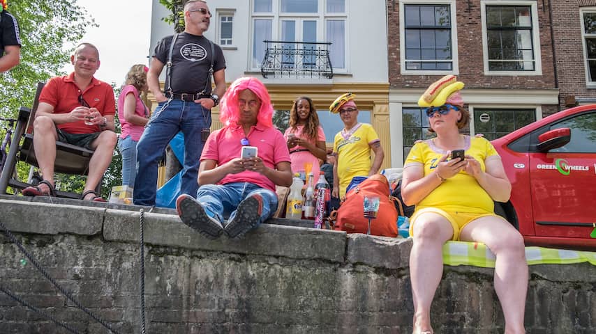 Bezoekers Canal Parade Amsterdam stromen toe
