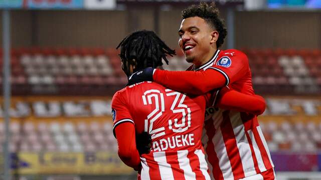 Vreugde bij Noni Madueke en Donyell Malen na de 0-1.