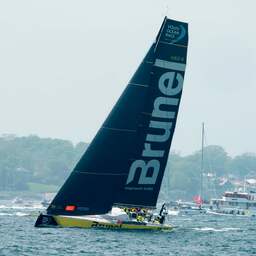 Team Brunel begint niet goed aan slotetappe van Volvo Ocean Race