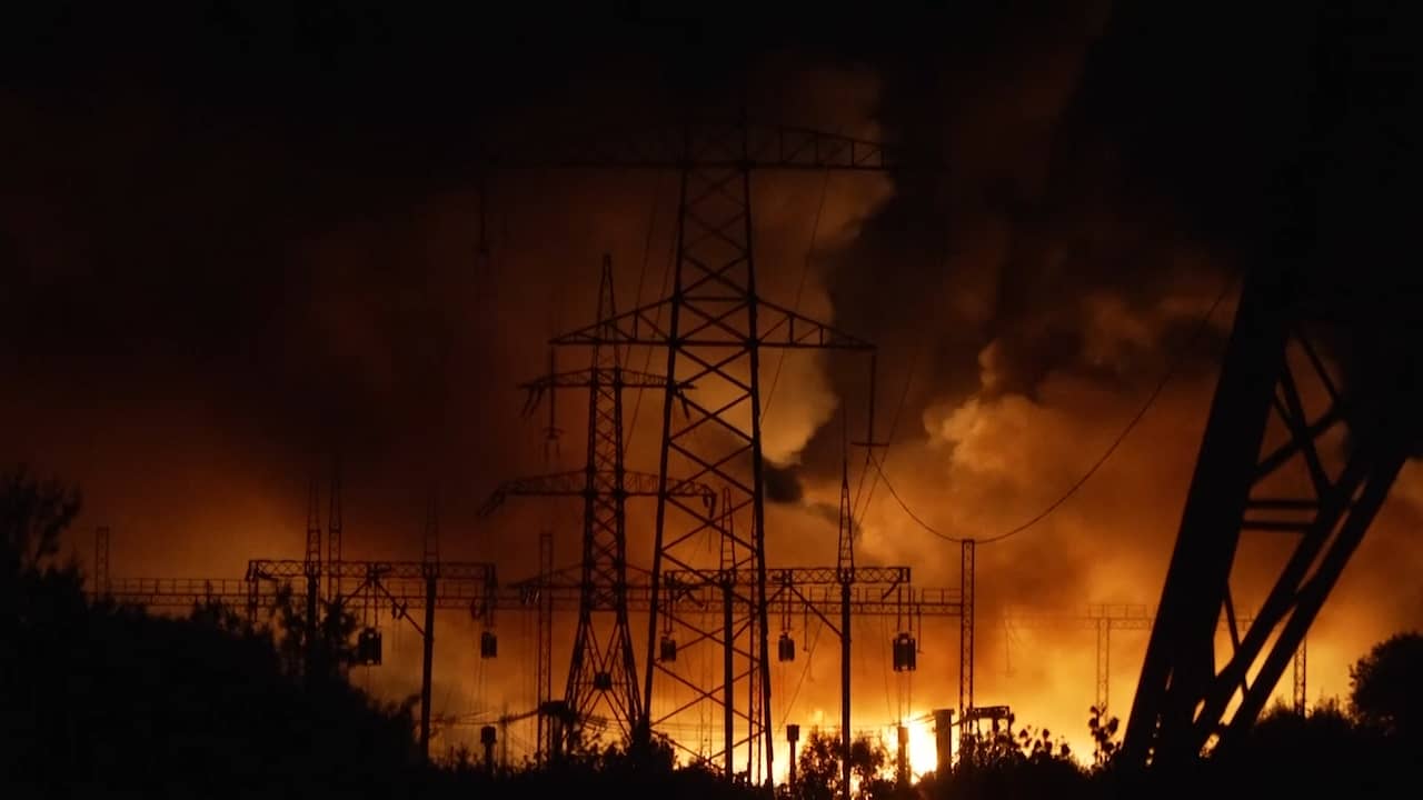 Beeld uit video: Kharkiv in duisternis gehuld na brand in elektriciteitscentrale