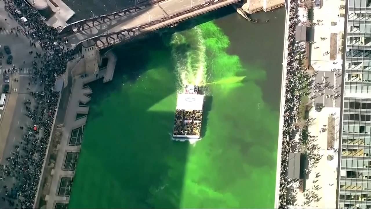 Beeld uit video: Rivier in Chicago kleurt groen voor St. Patrick’s Day