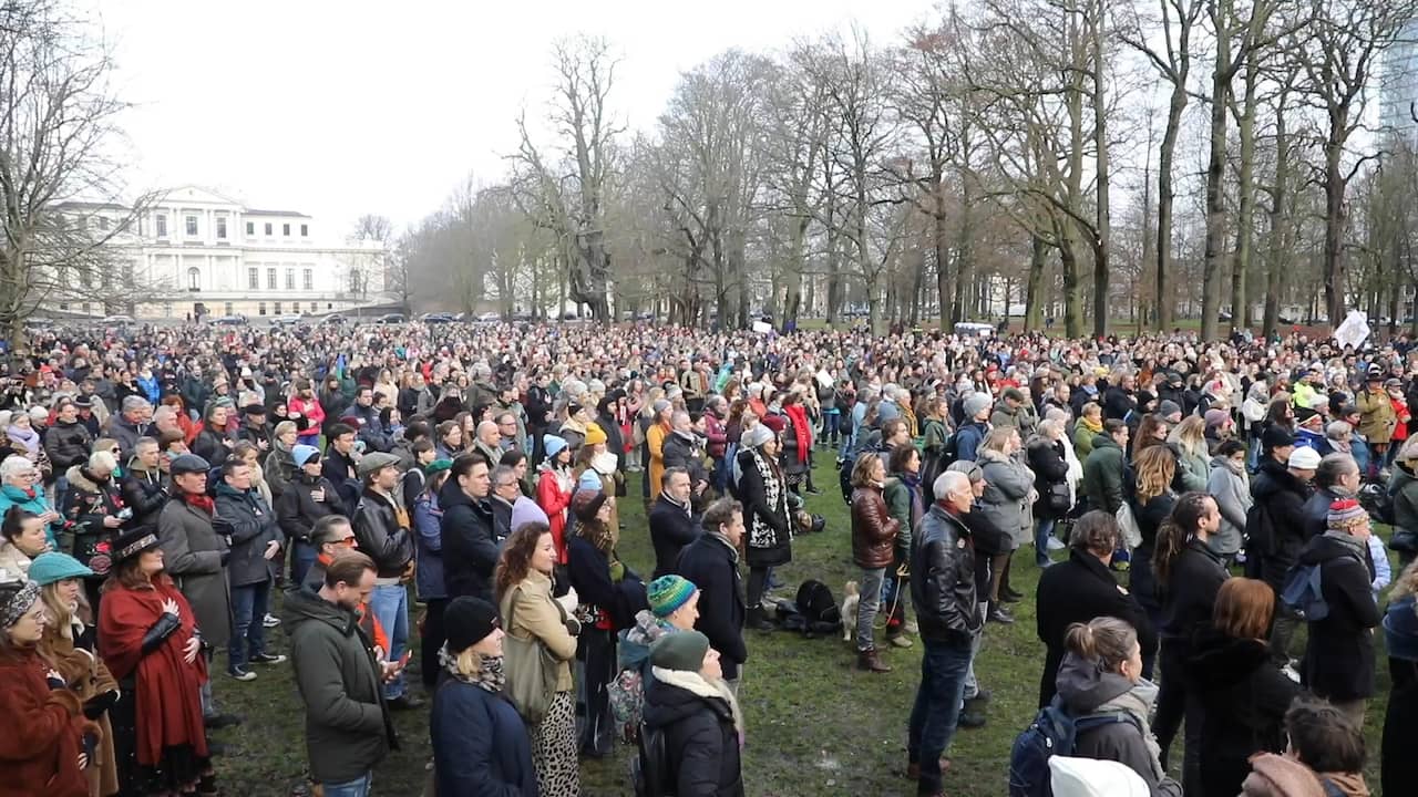Beeld uit video: 1.750 betogers bij coronademonstratie in Haarlem