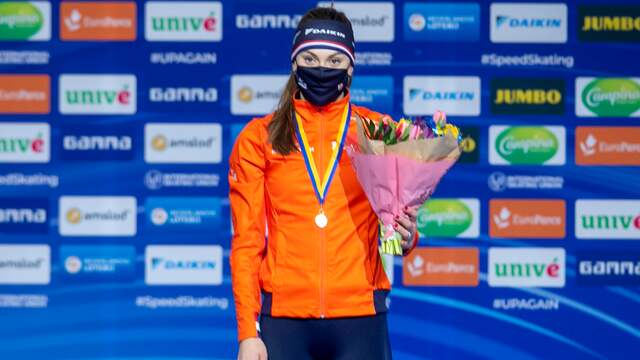 Femke Kok op het podium in Thialf als winnaar van de 500 meter.