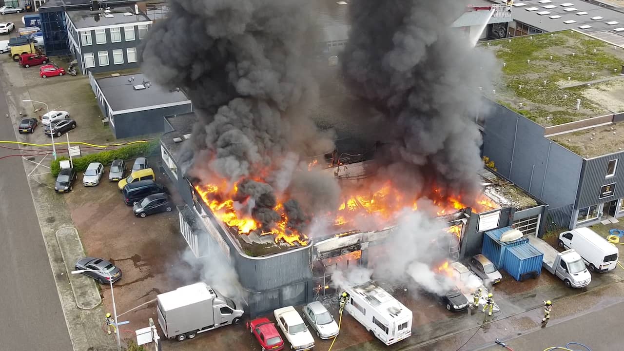 Beeld uit video: Drone filmt grote brand in Nijmeegs autobedrijf