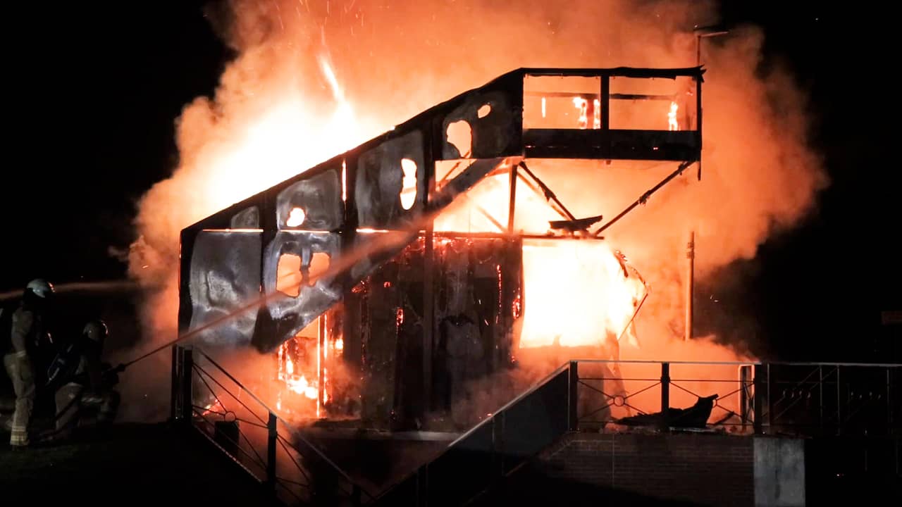 Video | Brand verwoest sluisbedieningsgebouw in Nieuw-Dordrecht
