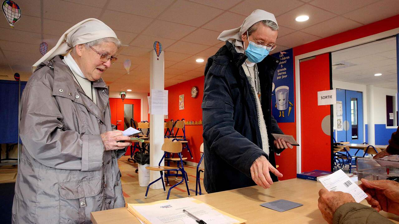 Deux religieuses françaises remettent leur bulletin de vote.