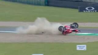 Ravage in MotoGP: motor raakt total loss bij zware val