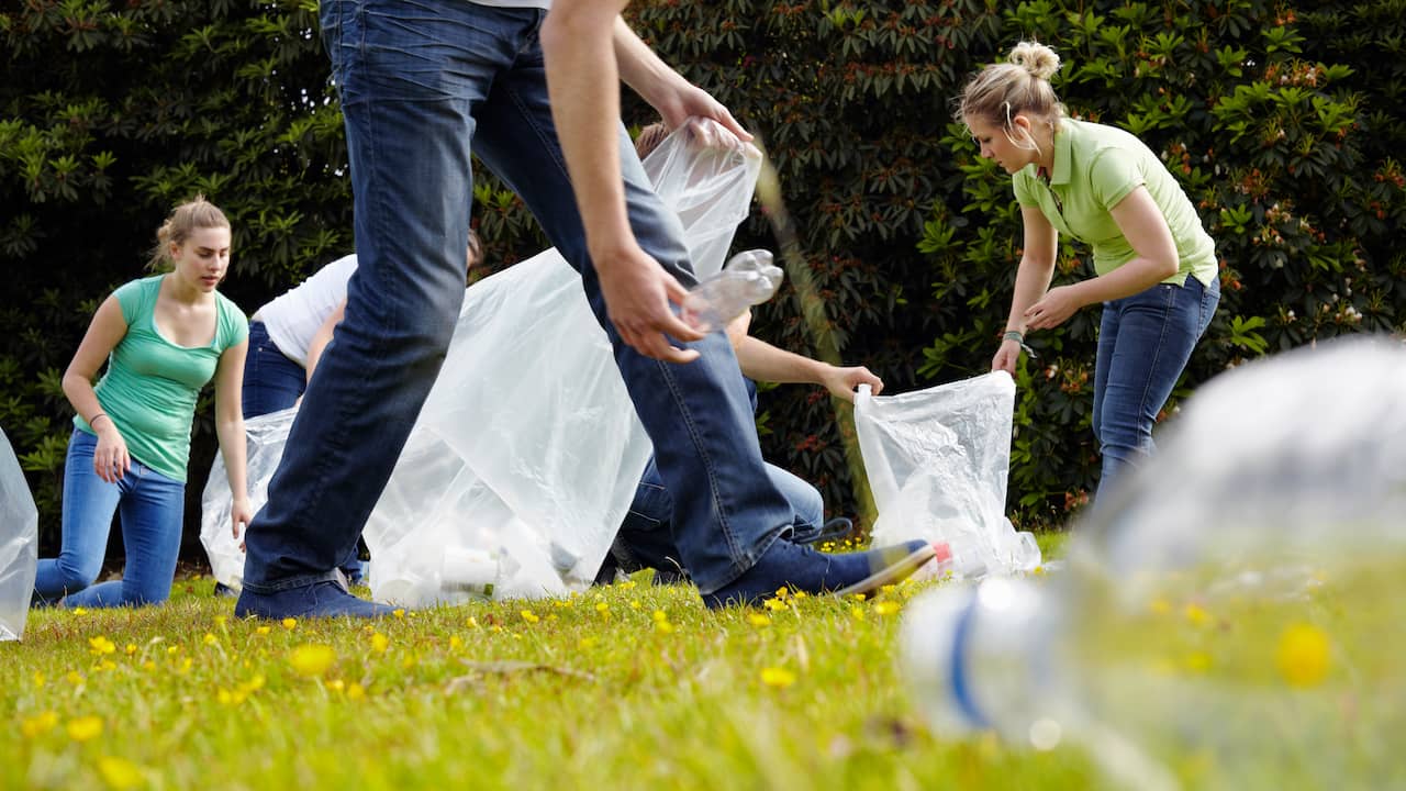 Good news: Thousands of people pick up garbage | PFAS turns out to be ...