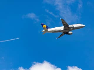 Een toestel van het Duitse Lufthansa in de lucht
