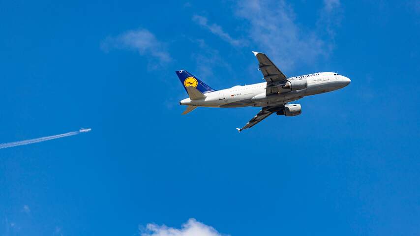 Een toestel van het Duitse Lufthansa in de lucht