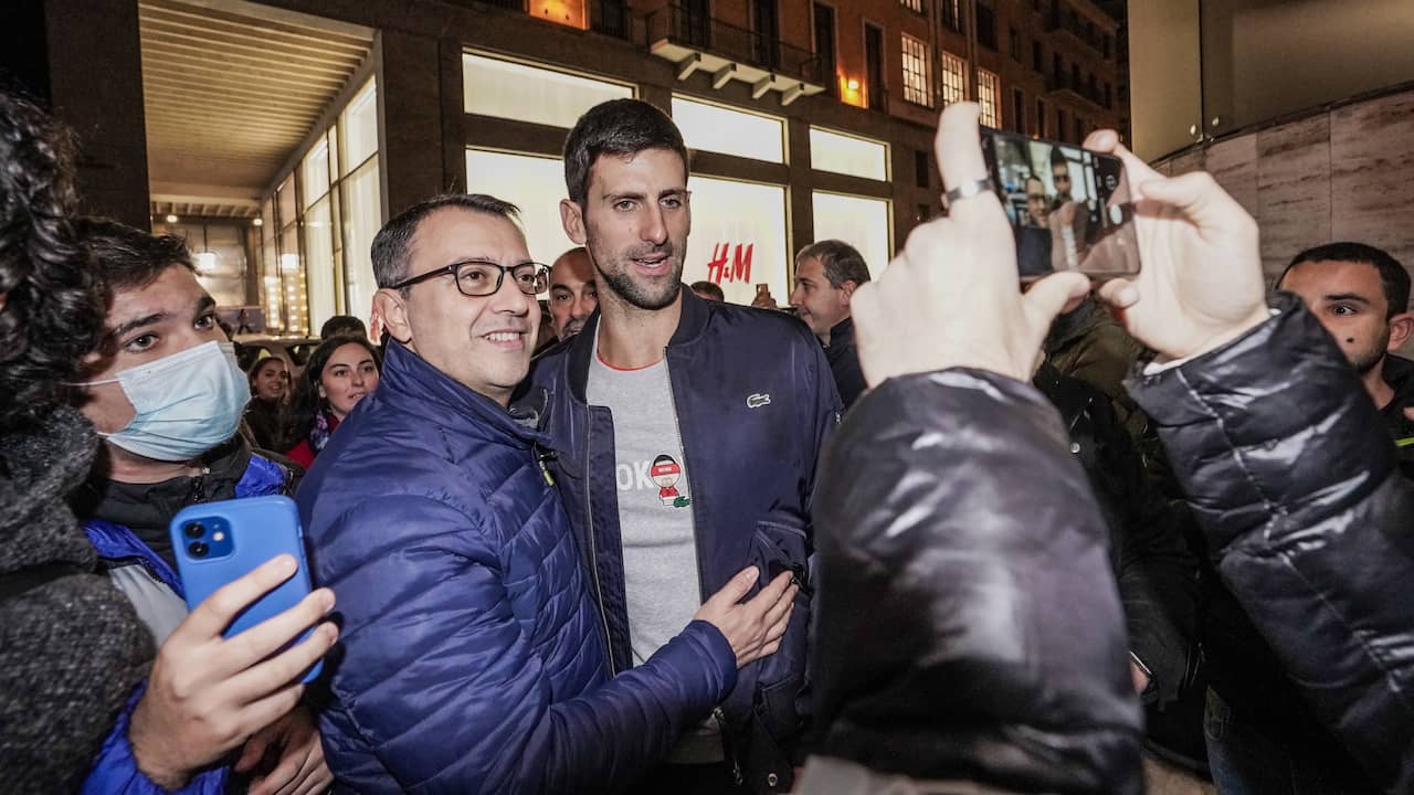 Novak Djokovic ging bij aankomst in Turijn met fans op de foto.