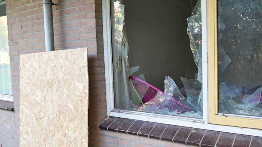 Vrouw mist groot deel van hand nadat zwaar vuurwerk door raam wordt gegooid