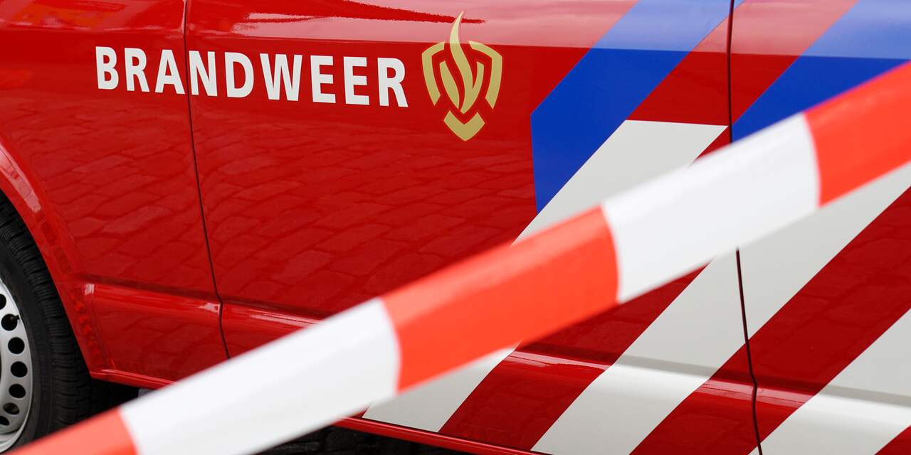 Brand blakert dijk in Yerseke zwart, brandweer is er snel bij