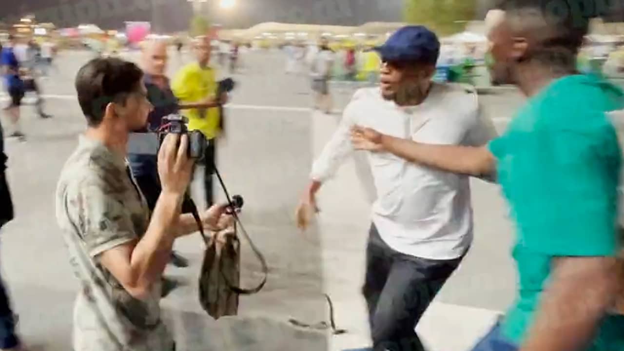Beeld uit video: Bekijk het moment waarop oud-spits Eto'o vlogger naar grond trapt