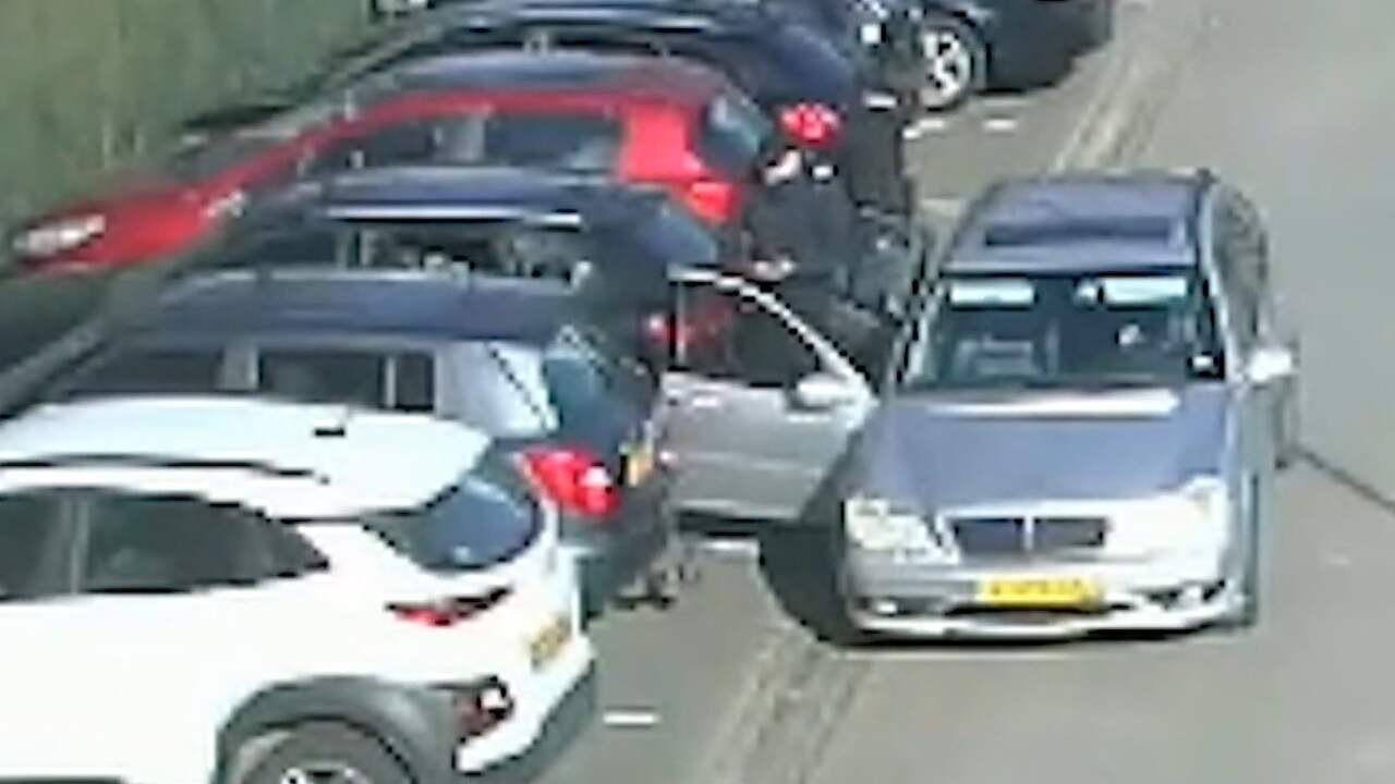 Beeld uit video: Mannen stelen uit auto's van zorgmedewerkers in Tilburg