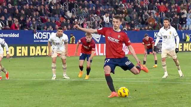 Osasuna-speler Budimir mist op bizarre wijze penalty diep in extra tijd