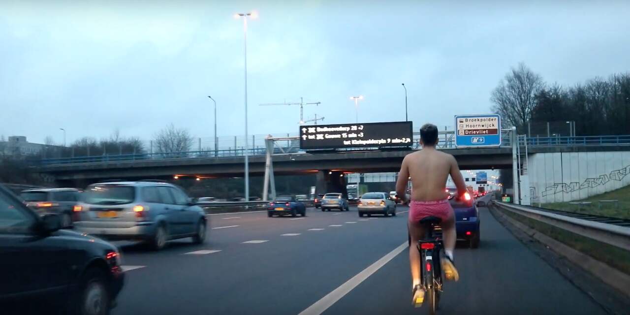 Politie wil vlogger vervolgen voor fietsen op A4 in roze onderbroek