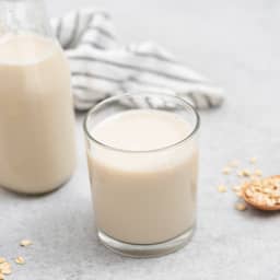 Havermelk zou gevaarlijk zijn voor de gezondheid, maar klopt dat wel?