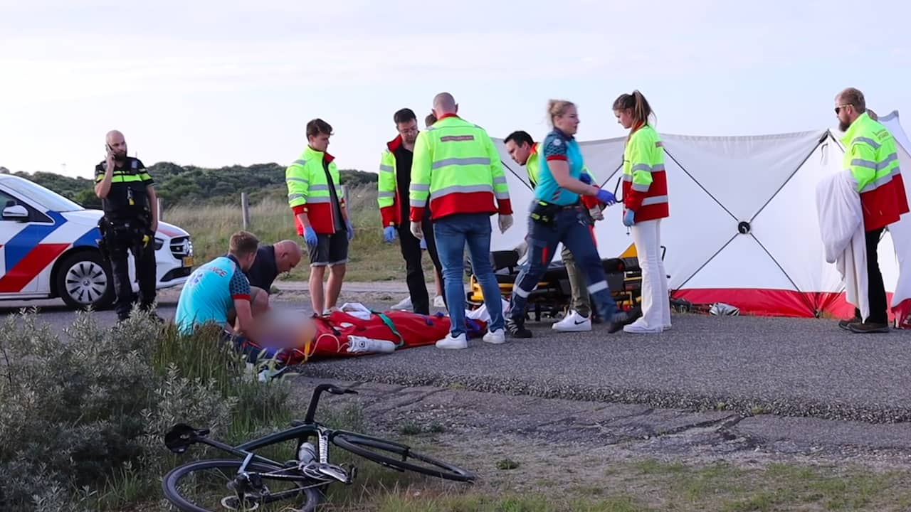 Beeld uit video: Hulpdiensten helpen zwaargewonde ex-minister Dekker na val in Monster
