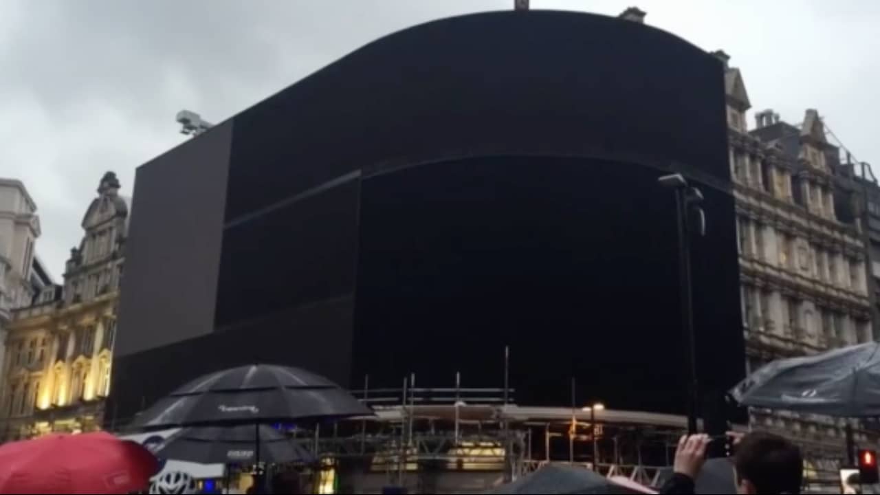 Beeld uit video: Billboards Piccadilly Circus in Londen na jaren uitgeschakeld voor renovatie