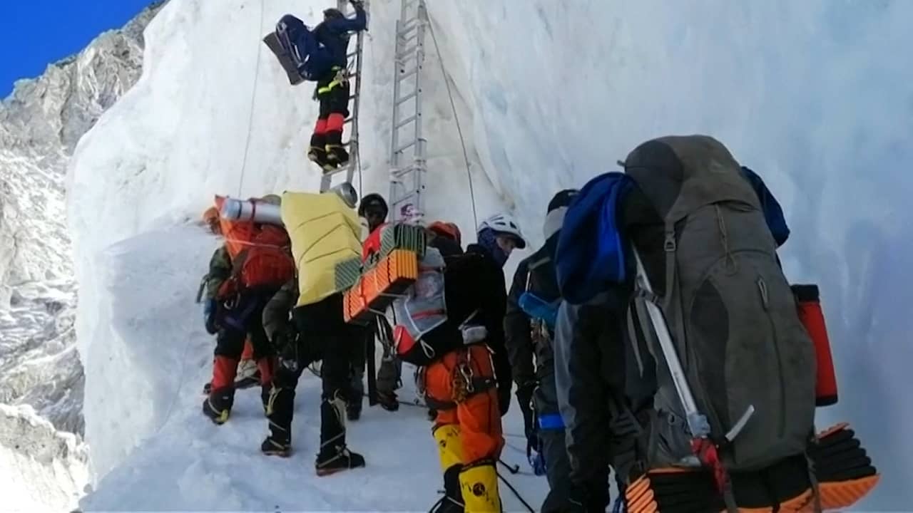 Beeld uit video: Fatale ongelukken Mount Everest: 'Het is een dodenrace'