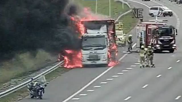 Vrachtwagen brandt uit en zorgt voor rookwolk boven A12