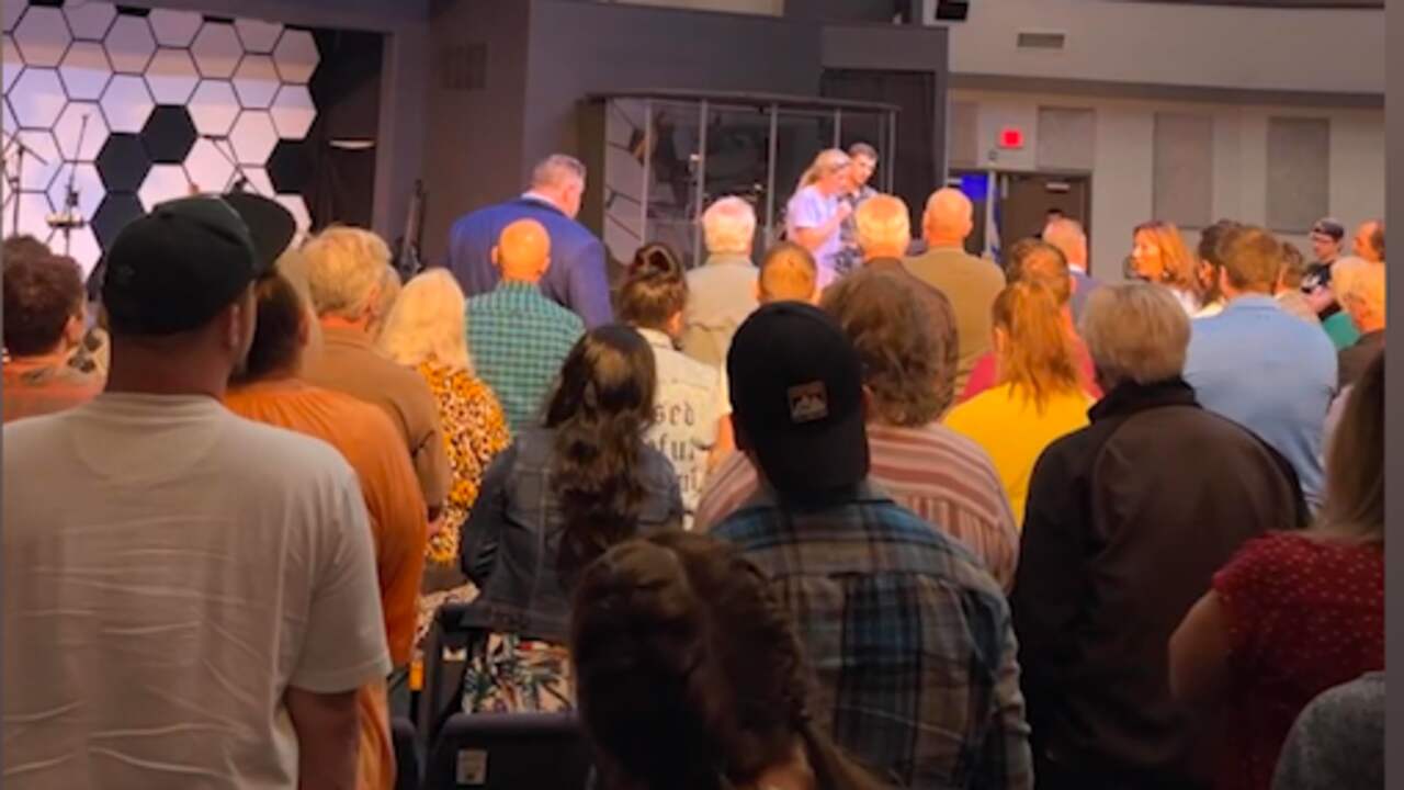 Beeld uit video: Vrouw in VS confronteert dominee in volle kerk met seksueel misbruik