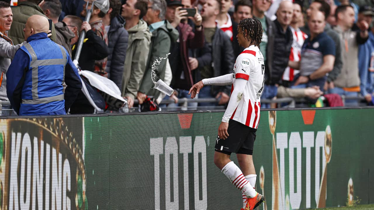 Gluren gevechten waarde Topper PSV-Ajax na rust tijdelijk stilgelegd omdat er een beker is gegooid  | Voetbal | NU.nl