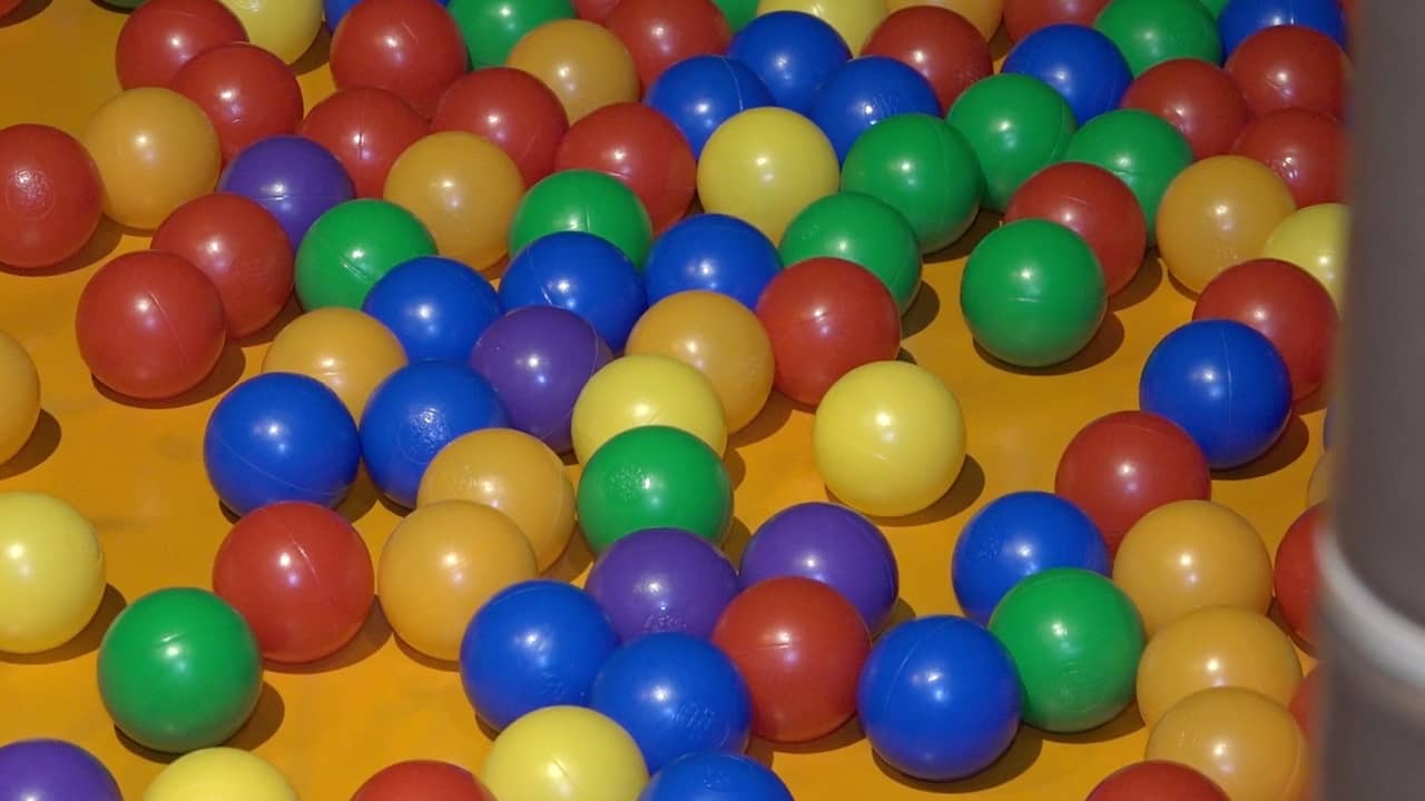 Beeld uit video: Indoor speeltuinen open: 'Ballen gaan door een wasstraat'