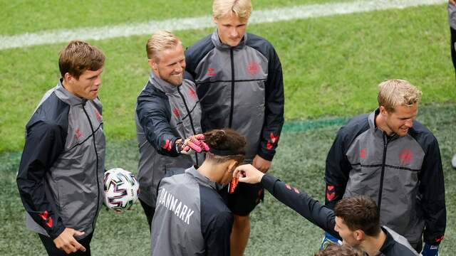 De Deense spelers vermaken zich uitstekend tijdens de training.
