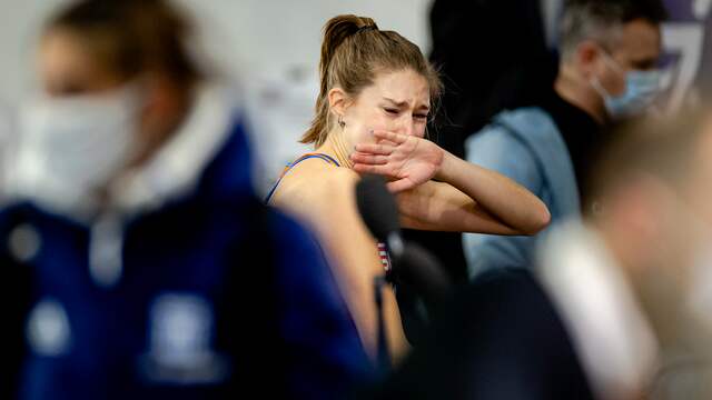 Tranen bij Maureen Koster na de finale op de 3.000 meter