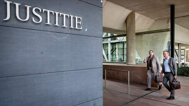 Algemeen directeur Mohammed Hamdi (links) en de advocaat van ADO komen aan bij de rechtbank.