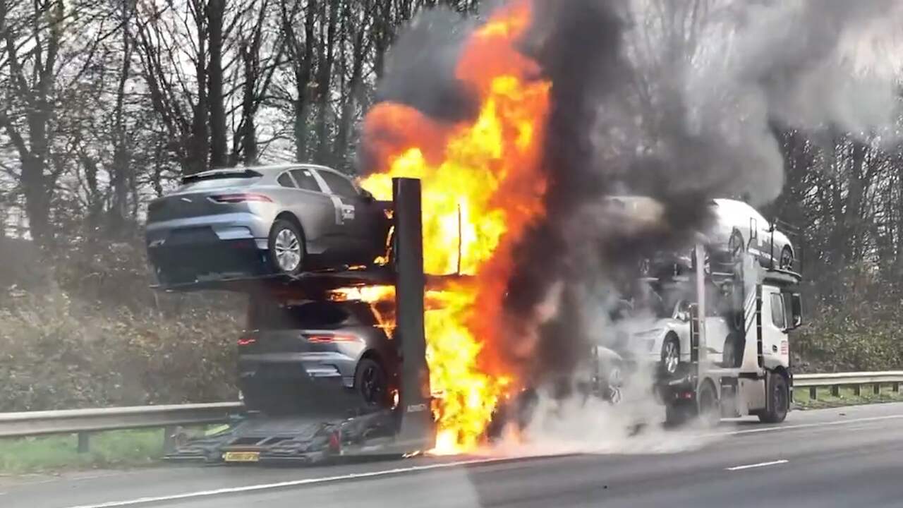Beeld uit video: Jaguar-SUV's vliegen in brand op Engelse snelweg