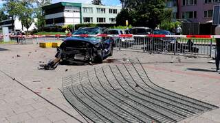 Auto total loss op schoolplein na botsing tegen hek in Enschede