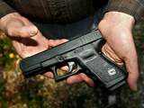 Tiener (13) zwaait met nepwapen uit autoraam bij winkelcentrum, politie neemt pistool in