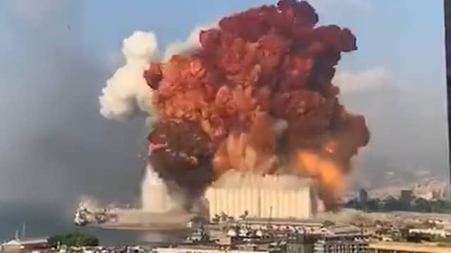 Beeld uit video: Grote vuurbal en schokgolf bij explosie in Beiroet
