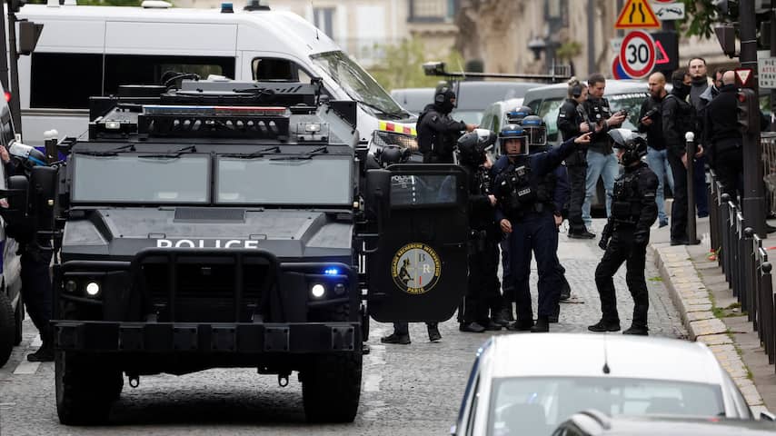 Man die dreigde zichzelf op te blazen in Iraans consulaat Parijs aangehouden zonder explosieven