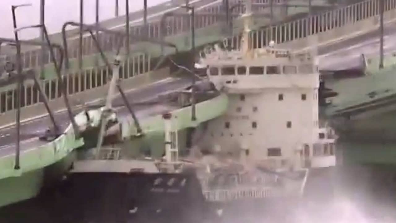 Beeld uit video: Tyfoon blaast schip tegen brug bij grote luchthaven Japan