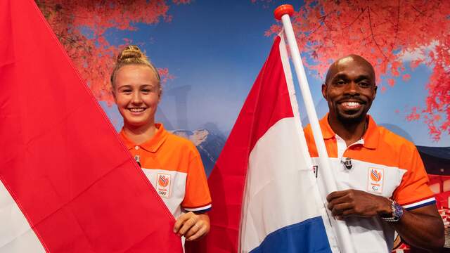 Churandy Martina draagt de Nederlandse vlag met skateboardster Keet Oldenbeuving.